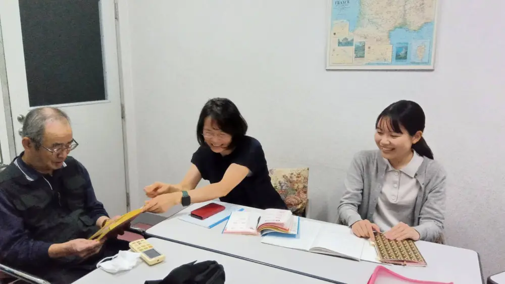 中国語を学んでいるグループレッスンの写真です。