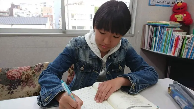 中学生が英語の問題を解いている様子です。