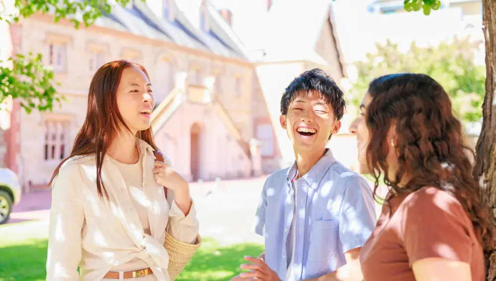 海外留学した日本人が外国人と話しているイメージ写真です。