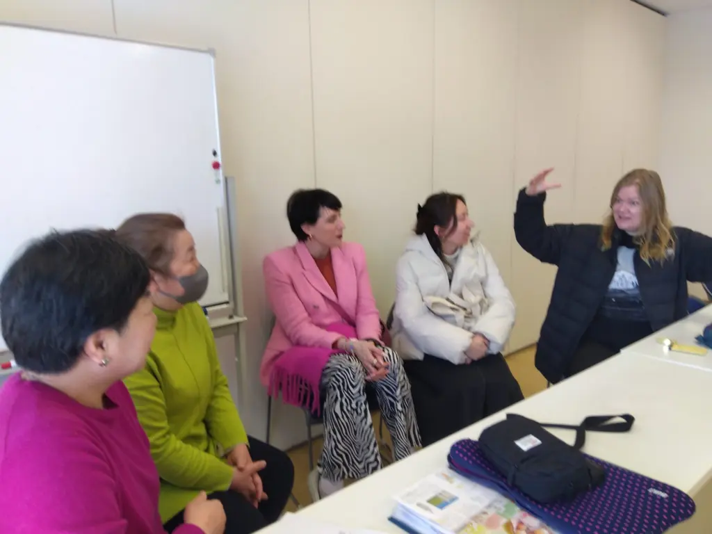 外国人講師とグループレッスンしている写真です。