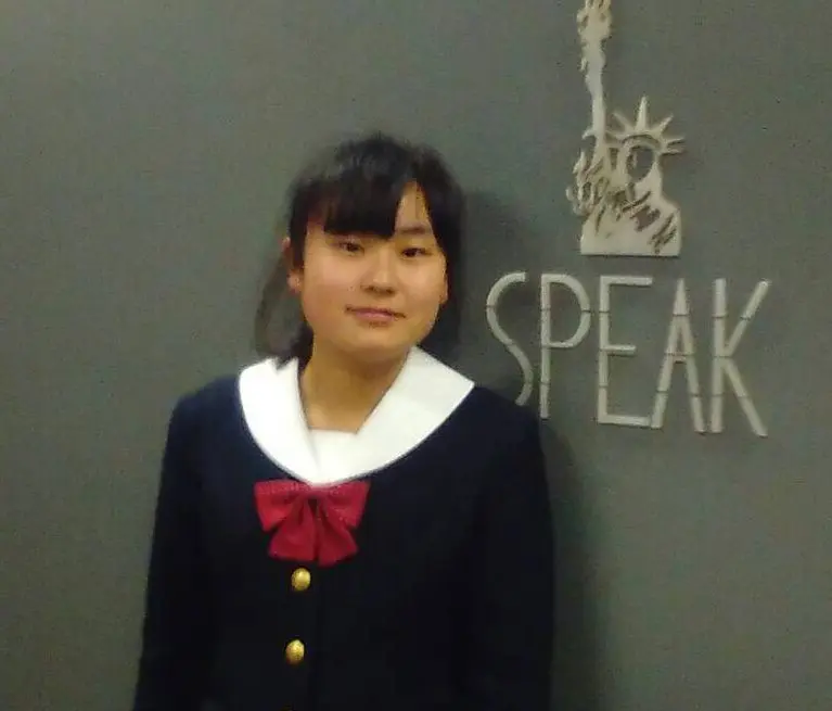 制服姿の生徒が英語レッスン後に撮影した写真です。