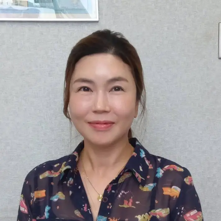 英語のレッスンを受けている30代女性の写真です。