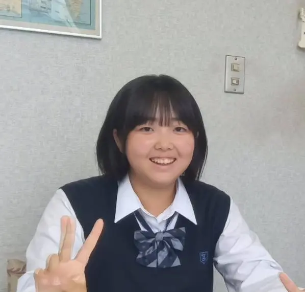 英語のレッスンを受けてい女子高生の写真です。