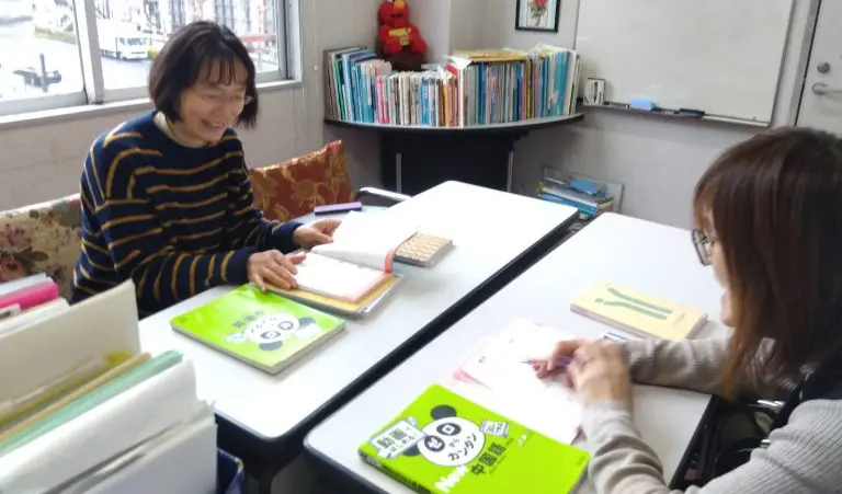 リー先生が中国語の教材を使って授業を行っている様子です。