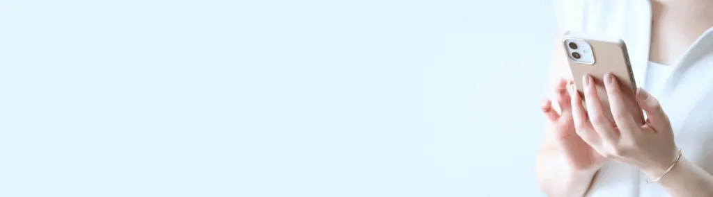 女性がスマホからお問い合わせをしている様子の写真です。