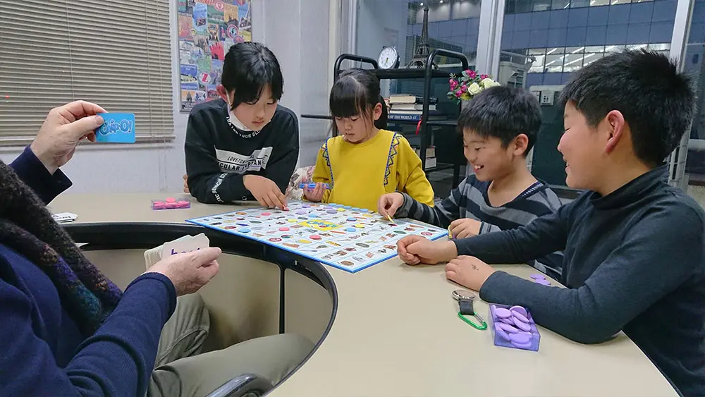 子どもたちが遊びながらレッスンを受けている写真です。