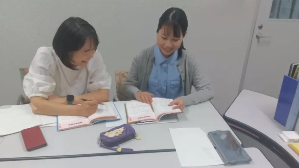講師と1対1で中国語の会話練習を行うマンツーマン体験レッスンの様子です。
