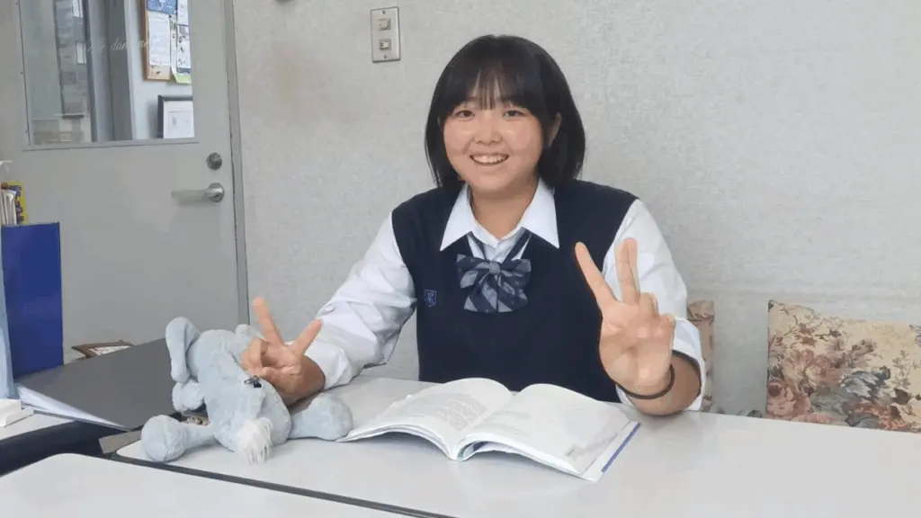 教室で英語の体験レッスンを受ける生徒の写真です。